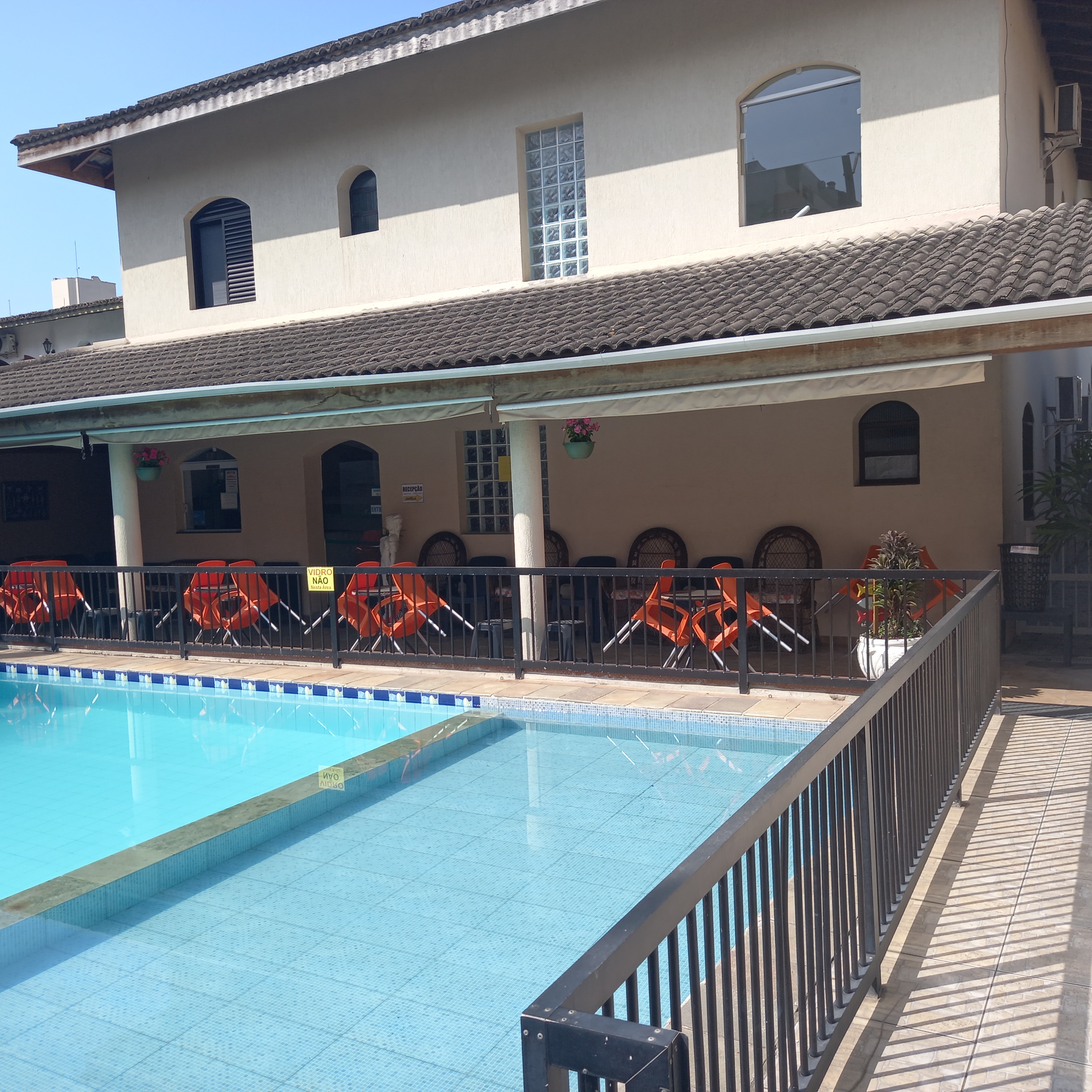 Piscina e fachada da Pousada Parque Suítes